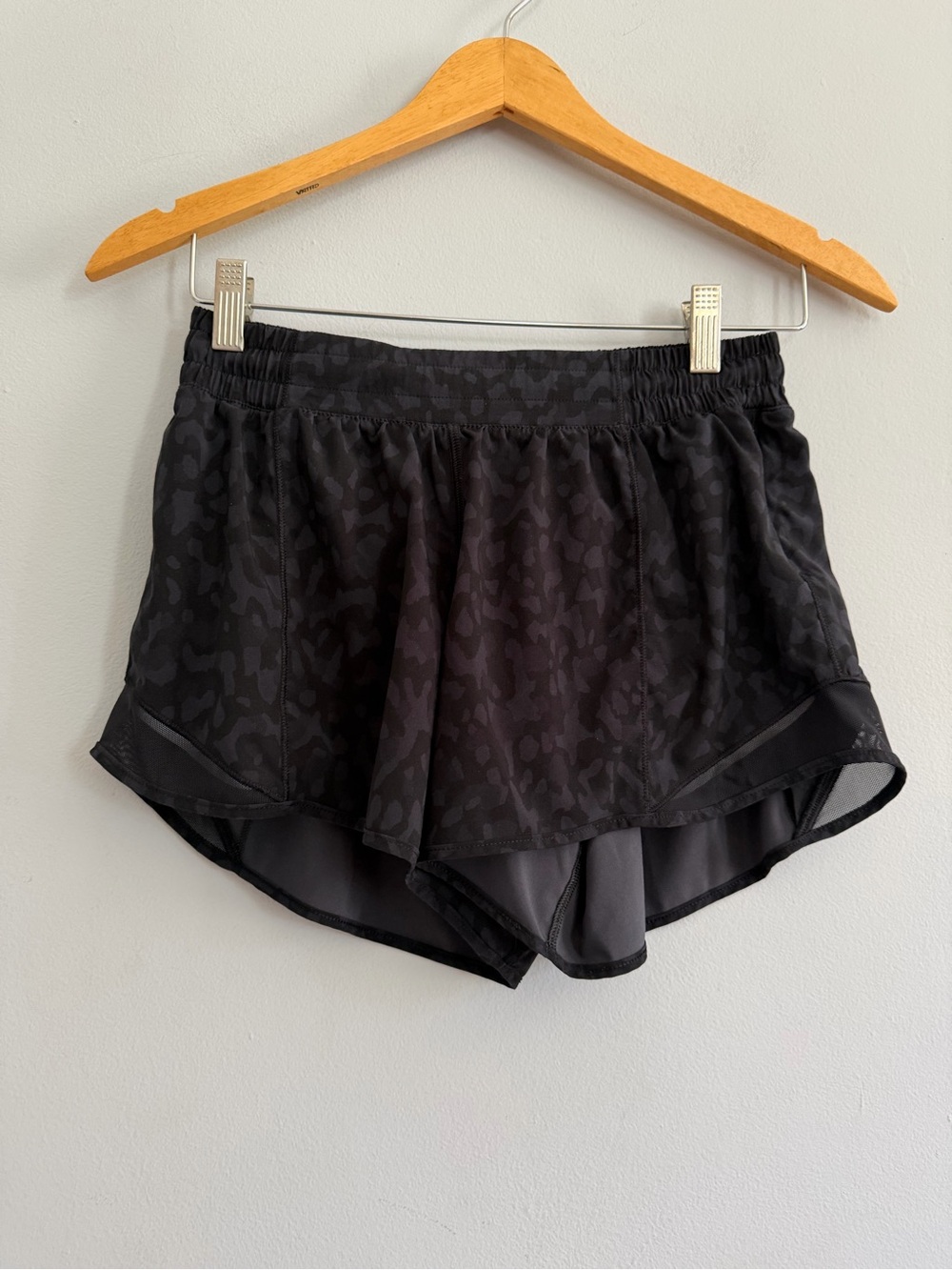 Lululemon Hotty Hot Short II Long 4" Heritage 365 Camo Dark Gray 8 Tall W7ATKT